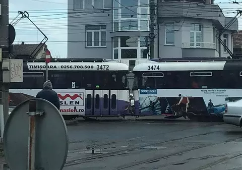 Două tramvaie s-au ciocnit frontal în Timișoara. Accidentul, surprins de camerele de supraveghere
