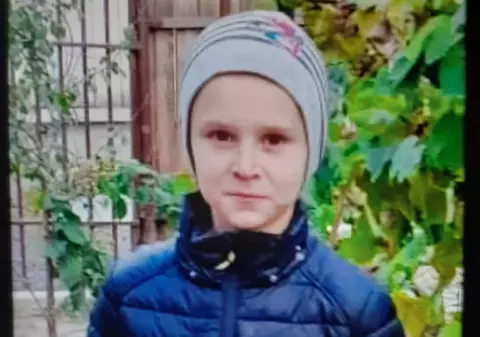 Copilul de 9 ani din Botoșani, dat dispărut după ce a plecat la şcoală, a fost găsit într-o scară de bloc