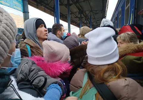 EXCLUSIV. Filmări cu oamenii luptând să urce în trenurile ce pleacă din estul Ucrainei. Studenții străini sunt tratați rău, transmite corespondentul Libertății