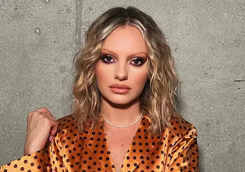 Bluzele transparente, noua obsesie vestimentară a Alexandrei Stan. Cântăreața și-a arătat formele în repetate rânduri