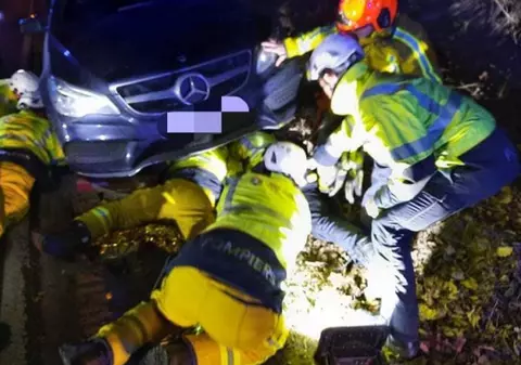 Șofer oprit să-și facă nevoile pe marginea drumului, călcat de Mercedesul căruia a uitat să-i tragă frâna de mână