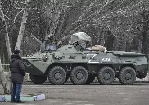 VIDEO | Ucrainenii sfidează ocupația: oamenii din Berdianskul controlat de ruși cântă imnul în fața blindatelor