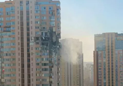 VIDEO | Bloc de locuințe din Kiev, lovit de o rachetă sâmbătă dimineață. Momentul șocant, surprins de camere