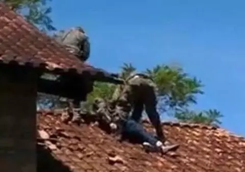 Bărbat bănuit de pornografie infantilă, reținut după un asediu de șase ore, în Paraguay. A împușcat doi polițiști și a fost și el rănit