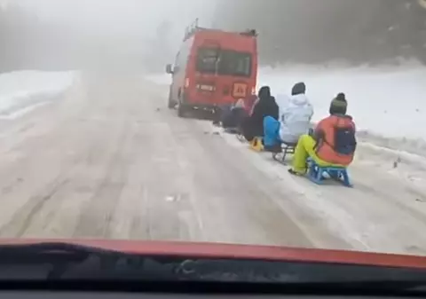 Imagini revoltătoare: un microbuz de Hunedoara trage mai mulţi copii pe sănii pe şosea. Reacţia poliţiei