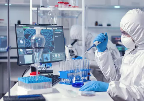 Descoperire revoluționară în Marea Britanie. Cancerul poate fi eliminat sau micșorat prin injectarea unui virus banal modificat