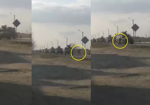 Bărbatul care s-a pus în fața blindatelor rusești. Imagini impresionante din Ucraina