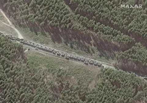 Război în Ucraina, ziua cinci. Explozii puternice în apropiere de Kiev, după bombardamente cu „zeci de victime” din Harkov