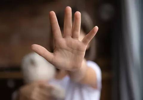 Romina, adolescenta de 16 ani vândută de tatăl ei cu 85.000 de euro, în Germania. Ce scrie în „contractul de vânzare-cumpărare”