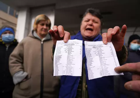 REPORTAJ | Disperarea muncitorilor din Cugir care fac muniție pentru NATO. „După 40 de ani câștig 1.800 de lei. Ce ne mai rămâne după factura la gaz?”