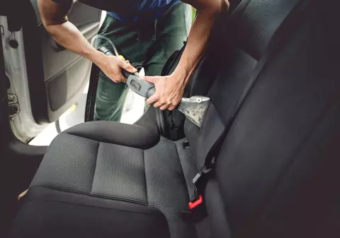 Cum să îngrijești tapițeria mașinii tale, textilă sau din piele