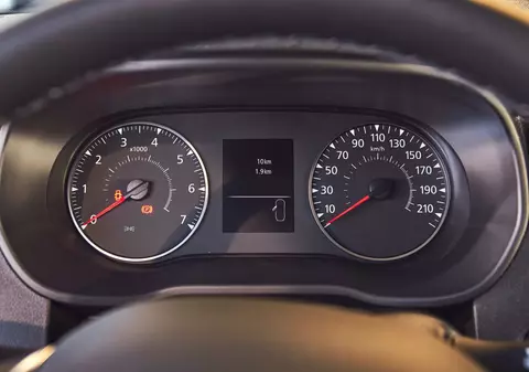 Martorul de bord „zigzag” de pe mașinile Dacia. Ce semnifică și ce trebuie făcut când se aprinde