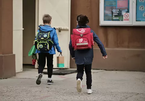 Cum se împart banii pentru reducerea abandonului școlar. Au rămas pe dinafară școli dezavantajate, dar sunt eligibile colegii naționale