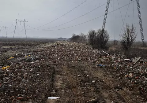 „La noi cum ajunge ambulanța?” Un drum care leagă două comune din județe diferite, blocat de gunoaie și moloz