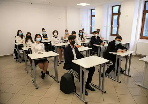 Ce îi întreabă elevii români pe profesorii lor de istorie: „Vin și peste noi? O să folosească Putin arma nucleară?”