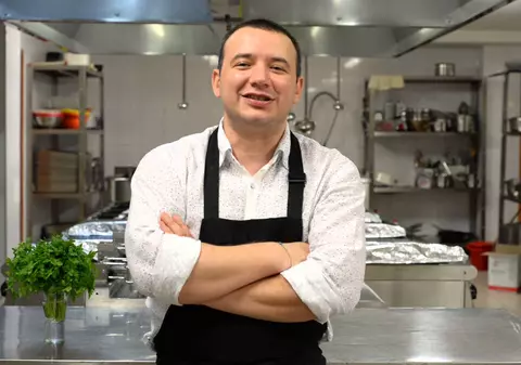 Cine este Marius Tudosiei, co-prezentator al emisiunii „Chefi fără limite”. Show-ul culinar va avea premiera pe 20 februarie