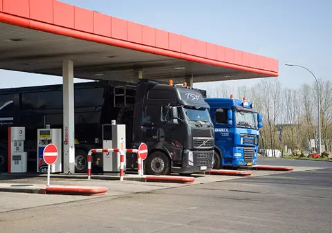 Un șofer de TIR a furat prezervative și gel lubrifiant din benzinărie, jandarmii l-au prins și l-au trimis cu trenul acasă, din Franța în Spania