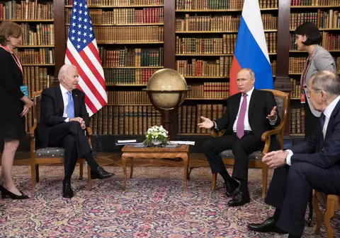 Occidentul, în fața agresiunii lui Putin. Au ajuns la conducerea lumii oamenii care nu citesc, dar se uită la filme?