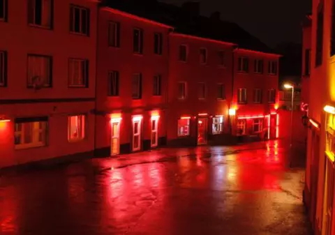 Client nemulțumit de serviciile unei escorte, scos cu forța de poliție din camera bordelului, unde se baricadase, în Germania