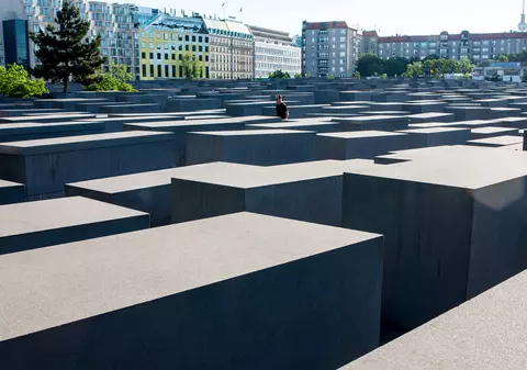 Discursul neofascist: negaționism viclean și cultul criminalilor antisemiți