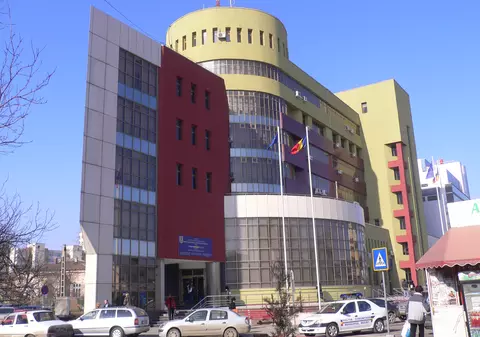 Șase funcţionari ai Fiscului din Buzău, între care şi un şef acuzat că a primit mită un scuter, cercetați de DNA