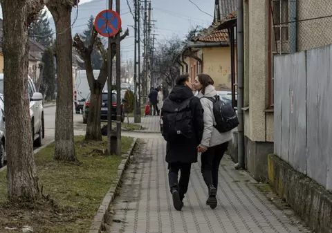 Dragoste în vremea Exodului: poveste la graniță cu Sașa și Vesna, doi tineri ucraineni care au fugit de război prin România. Cum au ajuns UE și NATO să fie udate cu berea bucuriei