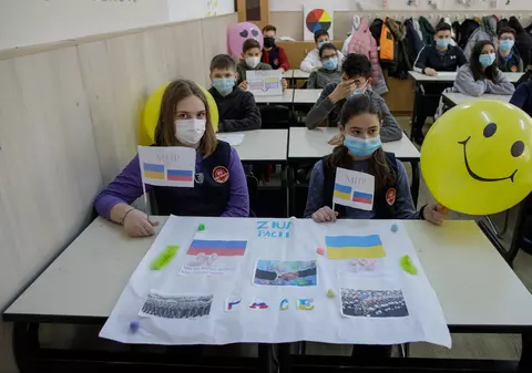 Mesajele de neînvins ale copiilor români din Sighet, învinși de război. Ce desene pregătiseră ei pentru lanțul uman al păcii?