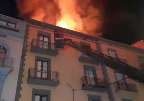Incendiu de proporții la un bloc din Spania provocat de un român supărat pe vecinul său. Zeci de persoane, evacuate