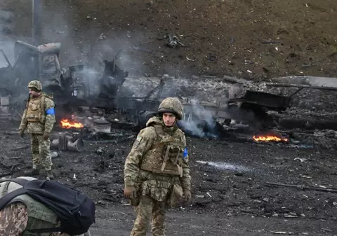 Războiul din Ucraina, a doua zi. Armata ucraineană a rezistat unei ofensive majore, pe mai multe fronturi. Confruntări armate la Kiev și în orașele majore ale țării