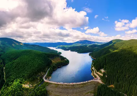 Lacul Oașa, una dintre comorile Transilvaniei. Cum ajungi și ce poți face acolo