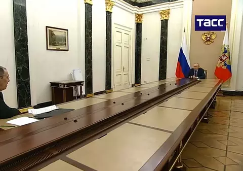 Serghei Lavrov, ținut de Vladimir Putin la aceeași distanță ca și Macron. Protocolul strict al liderului de la Kremlin