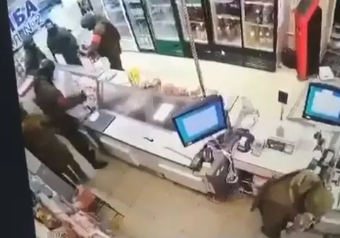 VIDEO | Soldați ruși, acuzați că jefuiesc o bancă și un magazin din Ucraina. Imaginile au devenit virale
