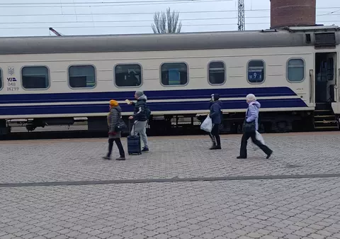 Corespondentul Libertatea în Ucraina, blocat într-un tren la Mariupol. Nu se mai merge către Kiev. Rușii atacă orașul, oamenii fug: „De ce UE ne-a abandonat?”