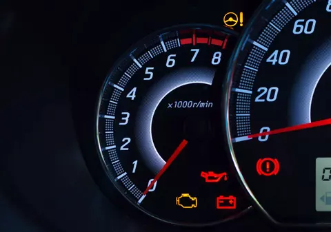 Martorul de bord „check engine” – ce probleme semnalează și ce trebuie să faci în fiecare situație