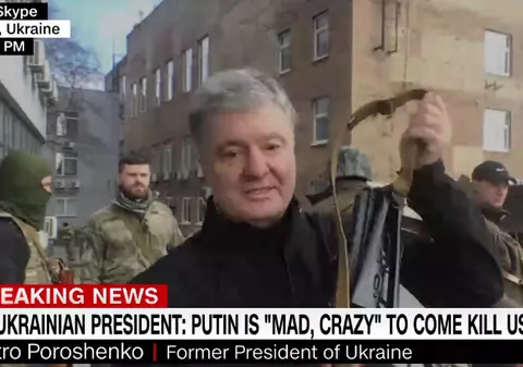 VIDEO | Fostul președinte ucrainean Petro Poroșenko, în stradă cu un Kalașnikov: „Putin a declarat război întregii lumi”