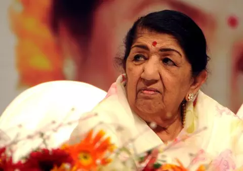 Cântăreață indiană Lata Mangeshkar, supranumită „privighetoarea de la Bollywood”, a murit la 92 de ani