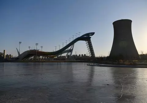 Imagini virale de la Jocurile Olimpice: pârtie de schi, construită în combinatul siderurgic