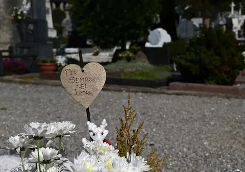 O femeie din Italia a murit pe mormântul soțului ei, unde a mers zilnic timp de 40 de ani