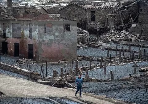 „Satul-fantomă”, apărut în Spania după ce seceta a golit un baraj: „Parcă mă uit la un film”