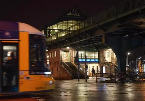 Tânără de 17 ani din Berlin, lovită cu pumnii și picioarele pentru că nu a purtat mască în tramvai