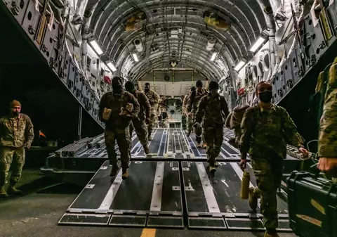 NATO ia în calcul să desfășoare noi grupuri de luptă în estul Europei, care ar putea fi coordonate din România