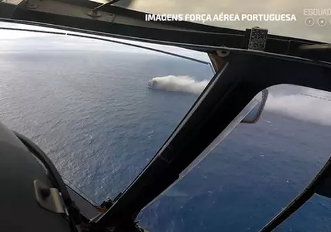 O navă cargo încărcată cu mii de mașini de lux a luat foc în mijlocul Atlanticului, unde a rămas în derivă