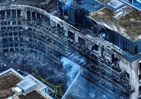 „Pare o zonă de război, e un miracol că sunt doar trei răniți”. Incendiu de proporții într-o clădire de apartamente din Essen