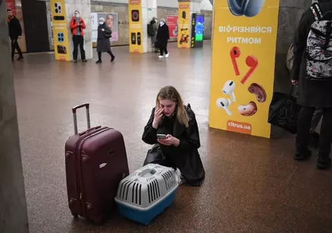 Haosul din Ucraina, în imagini sfâșietoare. Bărbat din Kiev: „Îmi scot nepotul din oraș și mă întorc să lupt”