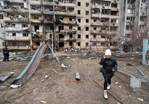 Război în Ucraina | Cum a decurs prima zi a invaziei ruse: ținte militare și civile lovite de rachete, coloane de tancuri din trei puncte, numeroase victime