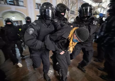 Tot mai mulți ruși sparg zidul tăcerii. Profesor de la St. Petersburg pentru Libertatea: „Suntem conduși de un om care și-a pierdut mințile. Putin ne poate cupla la internetul suveran, cum îi zice el”