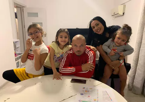 Cu ce se ocupă mama lui Puya. Artistul spune că se descurcă mai bine decât el: „Eu m-am ferit tot timpul de chestia asta”