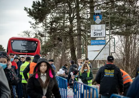 Interviu cu unul dintre voluntarii de la vama Siret. „Corturile pentru refugiați apar la televizor, dar noi nu le-am văzut fizic. Poate le țin ascunse undeva prin oraș”