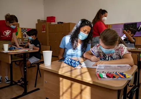 Părinții acuză profesorii că au devenit mai exigenți după ce au revenit la școala față în față. „Notele mari se dau mult mai greu sau nu se mai dau deloc”