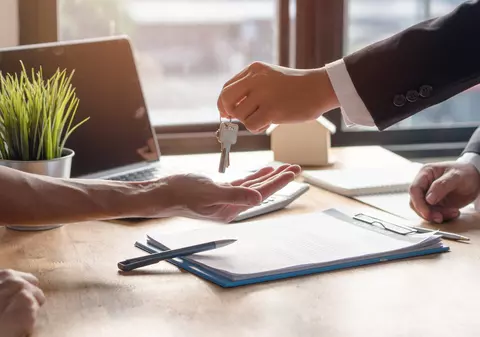 Cât poți să câștigi dacă vrei să lucrezi în imobiliare. 700 de posturi disponibile